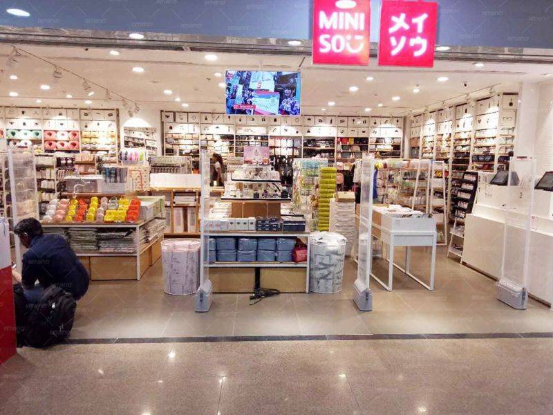 Η μπουτίκ MINISO τοποθετεί πόρτα ασφαλείας CuboM AM7806