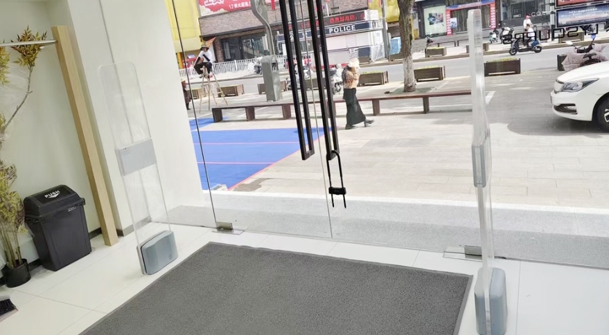 Διπλή συχνότητα AM&RFID: Έξυπνη ασφάλεια για τη βιομηχανία λιανικής πώλησης ρούχων.